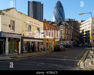 Il gherkin Swiss Re Building da Sir Norman Foster nel distretto finanziario come si vede da una minore area di facoltosi London REGNO UNITO Foto Stock