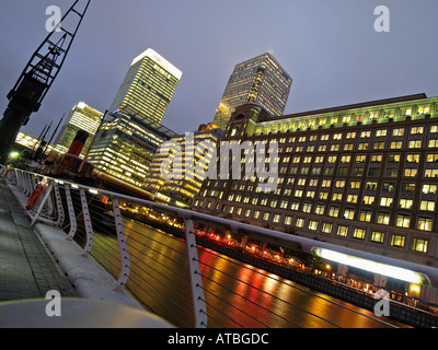 Edifici per uffici e riflessi sull'acqua quayside Docklands Canary Wharf London REGNO UNITO DI NOTTE Foto Stock