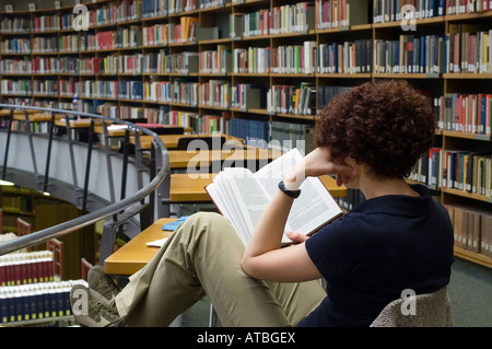 Uno studente nella biblioteca dell'Università di Friburgo, Germania Foto Stock