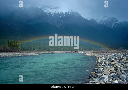 Regenbogen ueber dem Rocky River Rainbow su Rocky River Jasper NP Kanada Alberta Canada Foto Stock