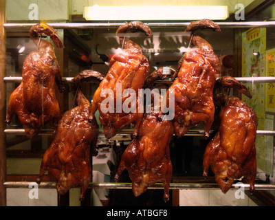 Sei Pechino Pechino anatre in una finestra ristorante chinatown Gerrard Street Soho London REGNO UNITO Foto Stock