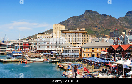 Victoria Area del litorale di Cape Town con barche a vela di fronte, Sud Africa, Città del Capo Foto Stock