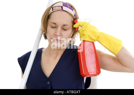Germogli charwoman se stessa in montagna con detergenti per la casa Foto Stock