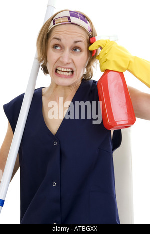 Germogli charwoman se stessa in montagna con detergenti per la casa Foto Stock