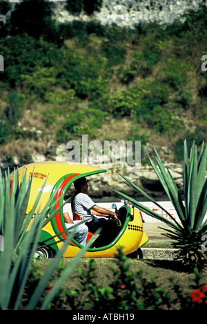 Cuba Havana La Habana Habana Vieja coco taxi sulla Avenue Carlos Manuel de Céspedes Foto Stock