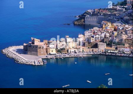 Il castello e il porto sul promontorio Castellammare del Golfo Sicilia Italia Foto Stock