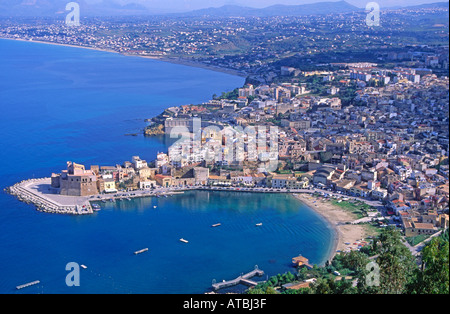 Il castello e il porto sul promontorio Castellammare del Golfo Sicilia Italia Foto Stock