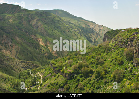 ARMENIA ad est di Yerevan vista del fiume Azat dal Tempio di Garni terreno collinare strada attraverso la valle case vicino al bordo della scogliera Foto Stock