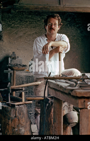 Fabbro nel suo negozio a un museo vivente di storia a St Augustine, Florida USA Foto Stock