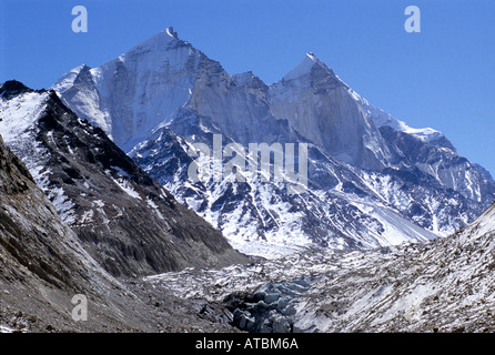 Gomukh Bhagirathi e gruppo di coperta di neve Himalayan indiano picchi di montagna Himalaya Uttranchal Uttaranchal India Asia Asian Foto Stock