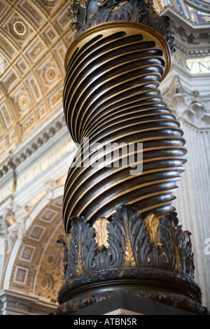 Dettaglio del Bernini colonna ritorta dal baldacchino, la basilica di San Pietro e Città del Vaticano Foto Stock