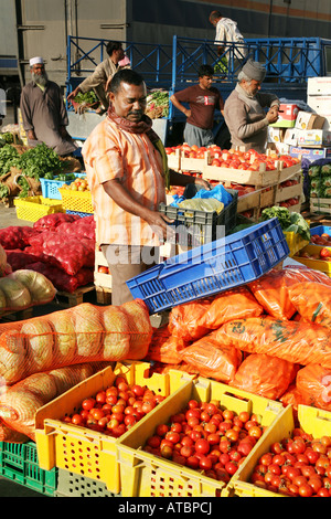 Custode di stallo, frutta e verdura, mercato di Abu Dhabi Foto Stock