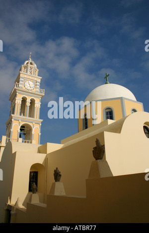 La Chiesa cattolica "anctus Ioannes Baptista', Fira, Santorini, Grecia. Foto Stock