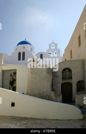 Vecchio edificio e chiesa di Pyrgos Village Santorini Foto Stock