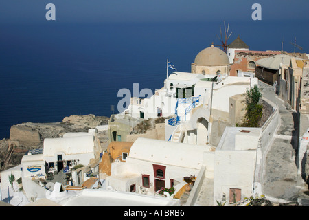 Villaggio di Oia case e il mulino a vento a Santorini Foto Stock