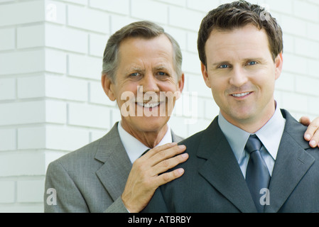 Due imprenditori sorridente in telecamera, ritratto Foto Stock