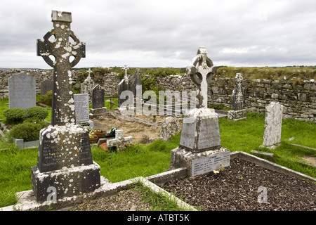 Cimitero con celic croci, Kilfenora, Irlanda, Clarens, Burren, Kilfenora Foto Stock