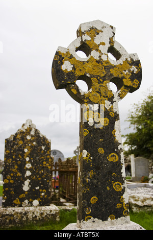 Pietra tombale e croce celtica con i licheni, Kilfenora, Irlanda, Clarens, Burren, Kilfenora Foto Stock