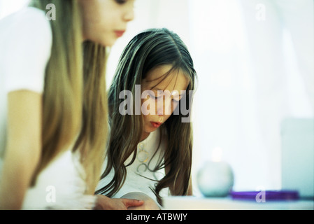 Due ragazze di piegarsi candele, raggrinzimento labbra, vista ritagliata Foto Stock