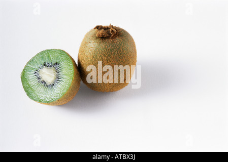 Due kiwi, un taglio, altri interi di close-up Foto Stock