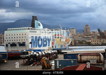 Ferrie di nave Moby Ferrie linea nel porto di Genova Italia Foto Stock