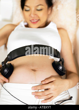 Donna con cuffie Foto Stock