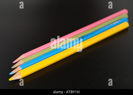 Quattro matite colorate a fianco a fianco, close-up Foto Stock