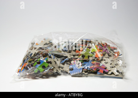 I pezzi del puzzle in un sacchetto di plastica, close-up Foto Stock