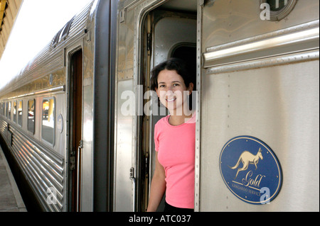 Un passeggero parte Ghan il treno alla stazione di Adelaide in Australia Foto Stock