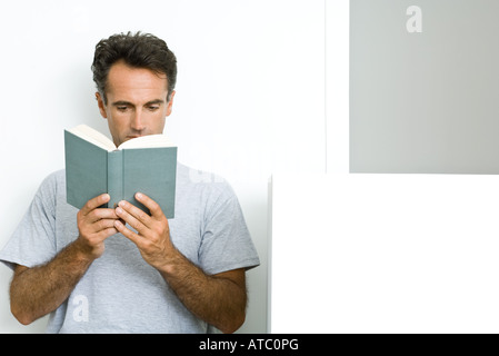 L'uomo la lettura di libro, vista frontale Foto Stock