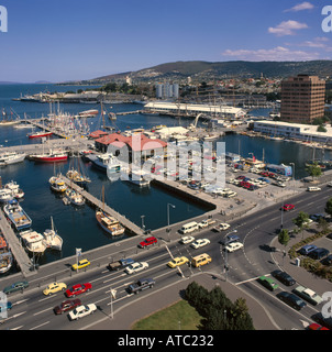 Hobart con yacht e piccole imbarcazioni ormeggiate in Victoria & Constitution Dock Sullivans Cove e il punto di batteria al di là della Tasmania Foto Stock