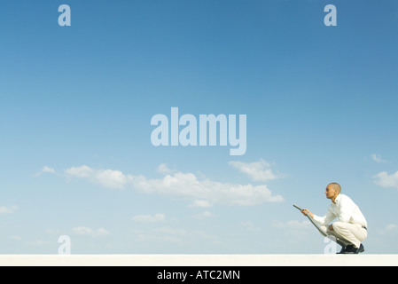 Uomo di aspirare le nuvole a piena lunghezza Foto Stock