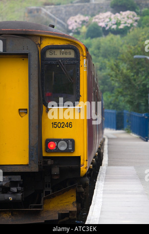 Un treno in procinto di lasciare St ives station estate Foto Stock