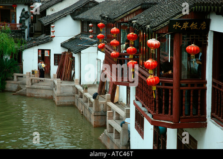 Ristorante affacciato sul canal in cinese tradizionale cittadina di Zhouzhuang vicino a Shanghai Foto Stock