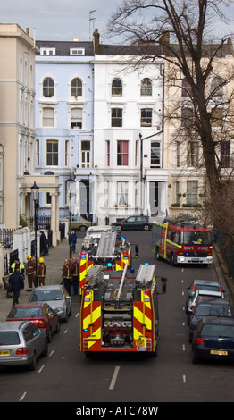 I vigili del fuoco che frequentano un incidente, London, England, Regno Unito Foto Stock