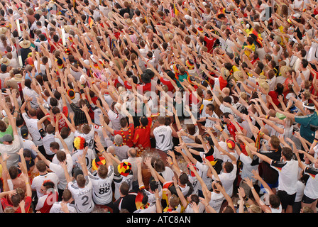 Tifosi tedeschi il tifo per la loro squadra durante la Coppa del Mondo FIFA 2006, Maiorca, SPAGNA Foto Stock