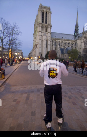 Pattinatore su Rue de la Cit, Notre Dame de Paris in background, Francia, Parigi Foto Stock
