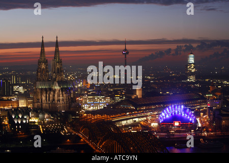Vista da Koeln Triangel sulla Cattedrale di Colonia, Koelner Dom, in Germania, in Renania settentrionale-Vestfalia, Koeln Foto Stock