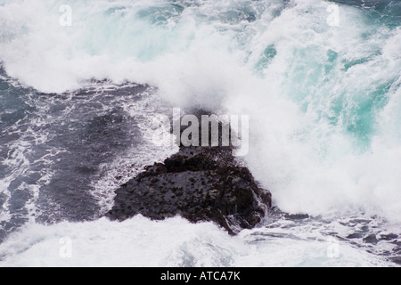 La rottura delle onde in costa rocciosa, Irlanda, Co. Chiara Foto Stock