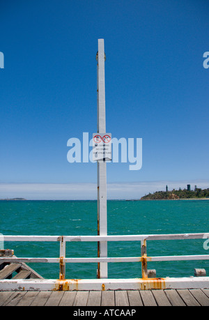 Un segno sul molo Queenscliff Victoria. Foto Stock