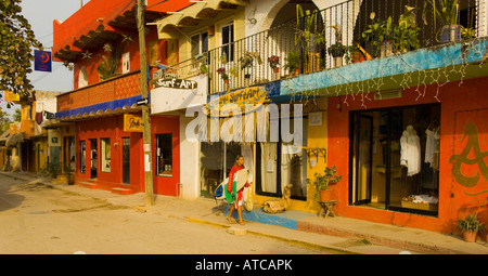 Messico Riviera Nayarit villaggio di Sayulita vicino a Puerto Vallarta sull'Oceano Pacifico giovani surfer girl a piedi da negozi colorati Foto Stock