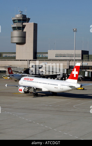 Un Swiss Air Lines aereo passeggeri all'aeroporto di Zurigo, Svizzera Foto Stock