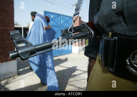 Afghani rifugiati economici che hanno trovato lavoro quotidiano nella città di Peshawar Foto Stock