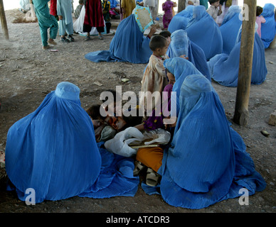 Afghani rifugiati economici che hanno trovato lavoro quotidiano nella città di Peshawar Foto Stock