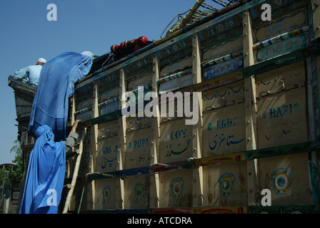 Afghani rifugiati economici che hanno trovato lavoro quotidiano nella città di Peshawar Foto Stock