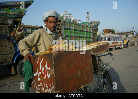 Afghani rifugiati economici che hanno trovato lavoro quotidiano nella città di Peshawar Foto Stock