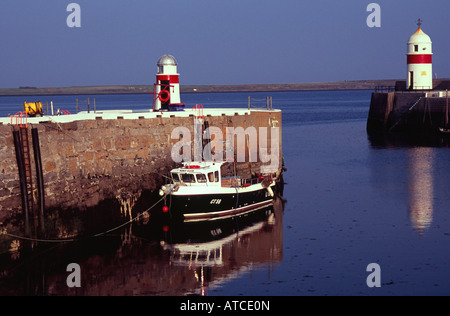 Castletown isle sull uomo di banchina del porto faro mare calmo coast Foto Stock