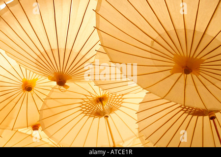 Ombrelloni ornamentali giapponesi appesi a soffitto Foto Stock