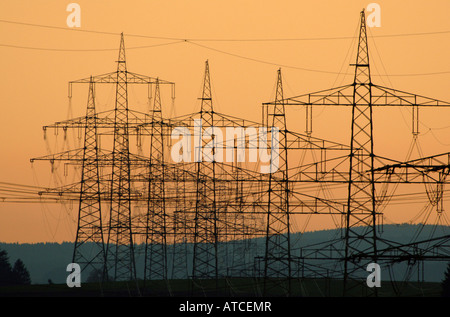 Alta tensione delle linee di trasmissione al tramonto Foto Stock