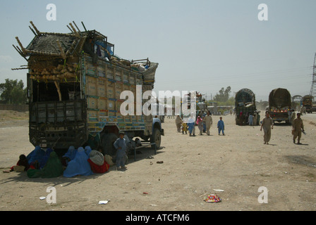 Economicità dei rifugiati afgani che hanno trovato lavoro quotidiano nella città di Peshawar Foto Stock